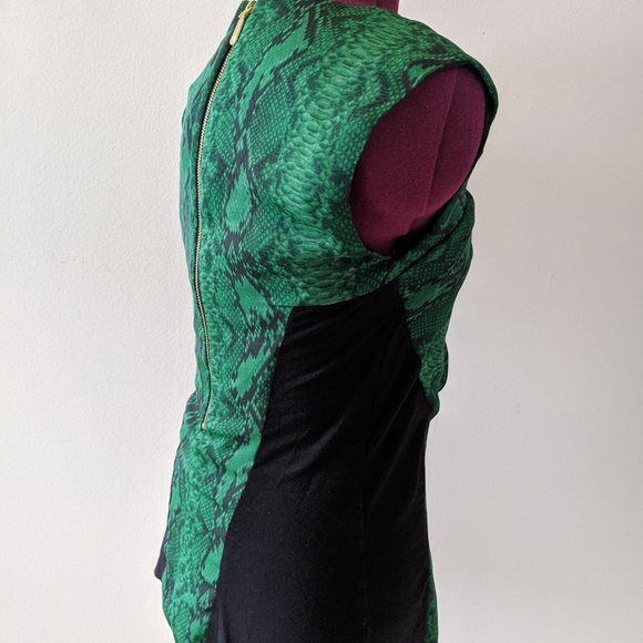 Vince Camuto Green Snakeskin Print Top - Size XS - Picture 2 of 4